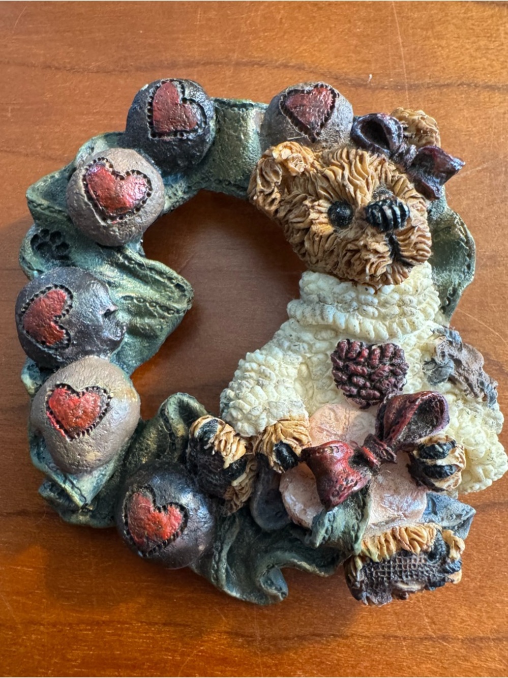 Boyd’s Bear’s Bailey Chocolate Wreath Brooch/Pin with Hearts, Cream/Green Accent